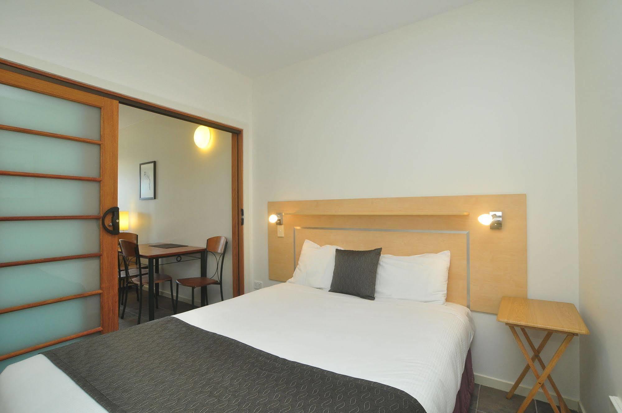 לנוקס הד Lennox Holiday Apartments מראה חיצוני תמונה